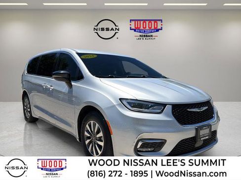 Used 2024 Chrysler Pacifica Limited FWD image 1