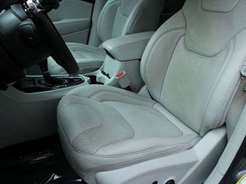 Used 2020 Jeep Cherokee Limited image 17