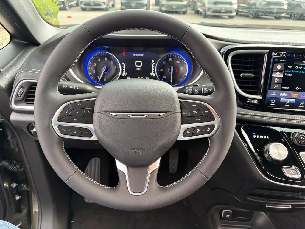New 2027 Chrysler Pacifica Select AWD/4WD image 20