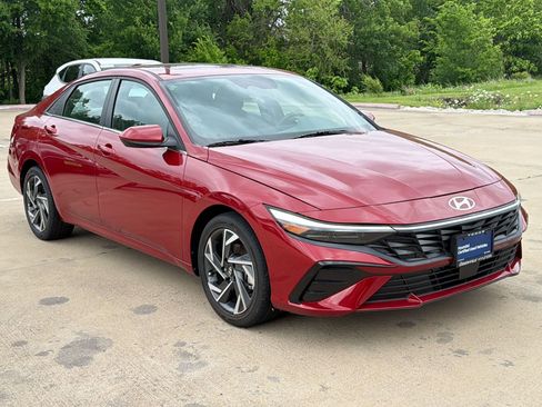 Used 2025 Hyundai Elantra SEL FWD image 7