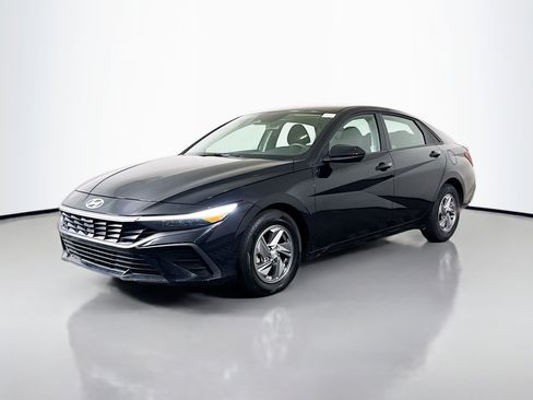 Used 2025 Hyundai Elantra SE image 4