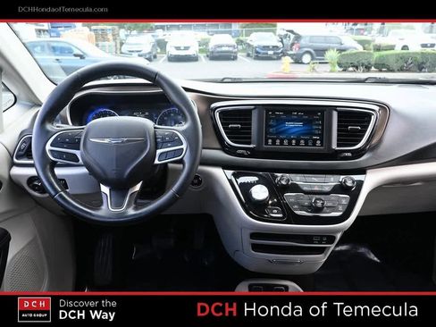 Used 2018 Chrysler Pacifica Touring-L image 8