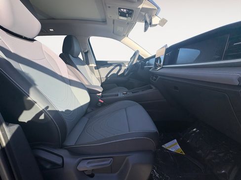 New 2025 Volkswagen Tiguan SE image 9