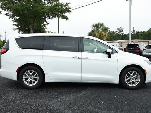Used 2022 Chrysler Voyager LX FWD image 4