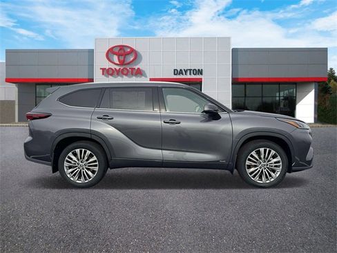 Used 2025 Toyota Highlander Platinum image 6