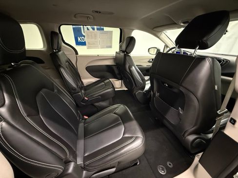 Used 2023 Chrysler Pacifica Touring-L FWD image 6