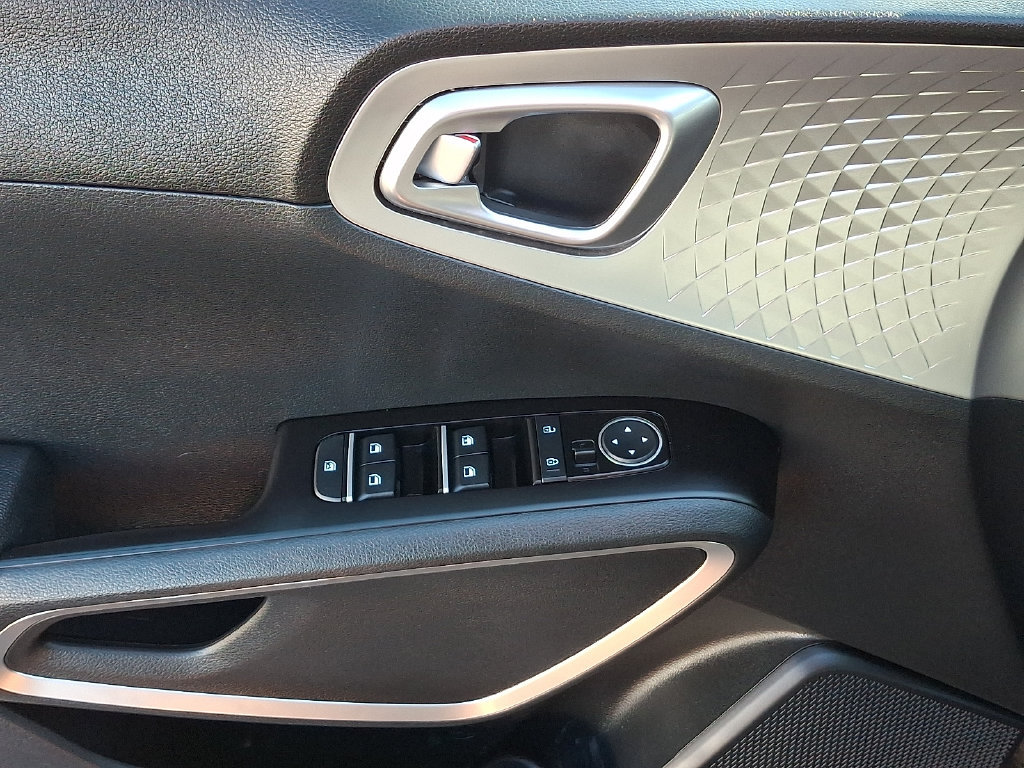 Used 2023 Kia Soul LX FWD image 15