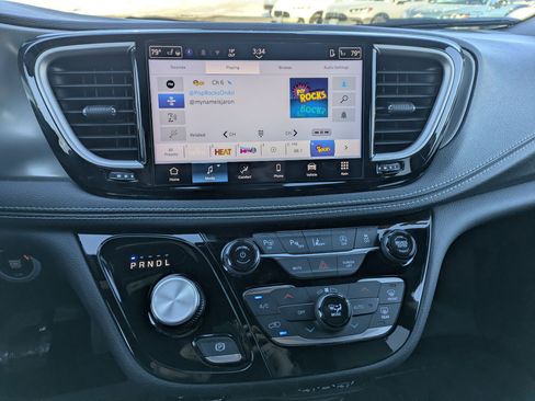 Used 2025 Chrysler Pacifica Select image 19