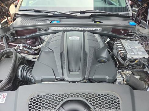 Certified 2024 Porsche Macan S AWD/4WD image 32