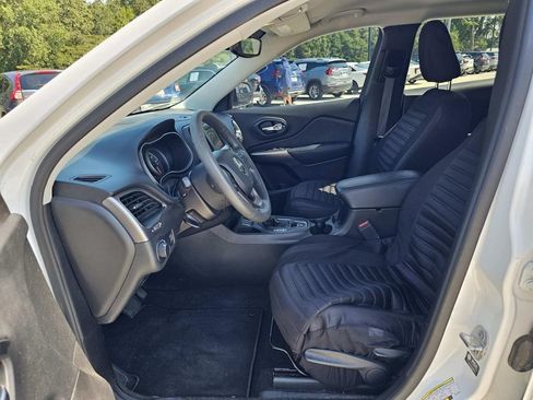Used 2021 Jeep Cherokee Latitude FWD image 22