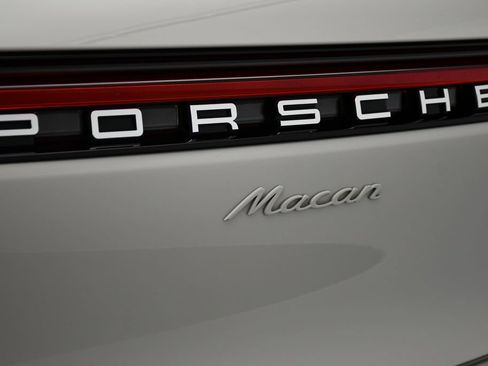 Certified 2024 Porsche Macan AWD/4WD image 11