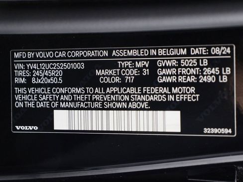 Used 2025 Volvo XC40 B5 Plus AWD/4WD image 16