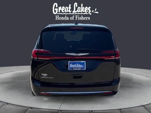 Used 2025 Chrysler Pacifica Select FWD image 4