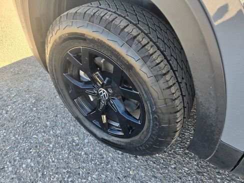 Used 2024 Volkswagen Atlas Peak Edition SE image 11