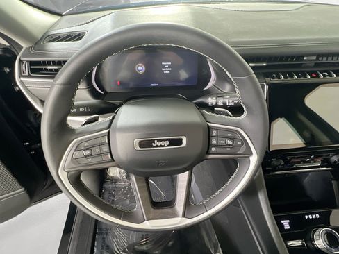 Used 2023 Jeep Grand Cherokee Limited image 11