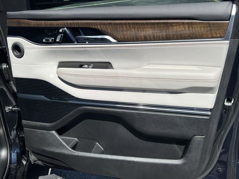 Used 2023 Jeep Grand Wagoneer 4WD w/ Flexible Seating Group image 12