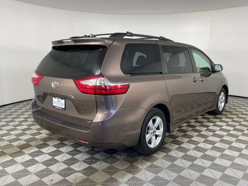 Used 2018 Toyota Sienna LE FWD image 24