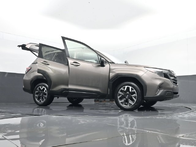 Used 2025 Subaru Forester Premium AWD/4WD image 33