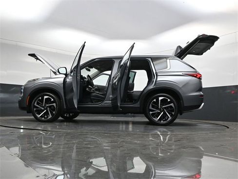 Used 2023 Mitsubishi Outlander SE image 44