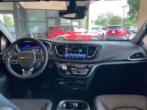 Used 2025 Chrysler Pacifica Select image 31