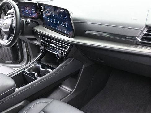 Used 2025 Chevrolet Traverse LT image 30