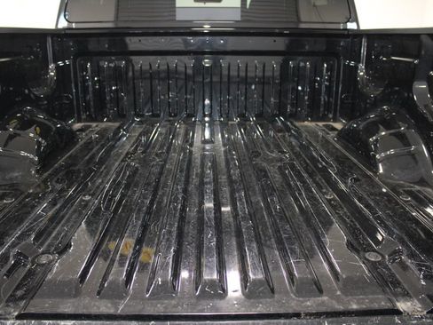 Used 2024 Nissan Titan SV image 17