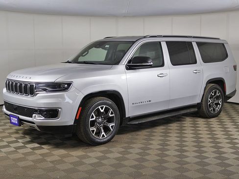 Used 2024 Jeep Wagoneer L Series III w/ Flexible Seating Group AWD/4WD image 13