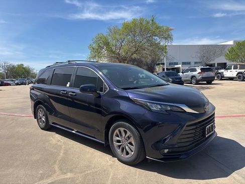 Used 2025 Toyota Sienna XLE w/ XLE Plus Package image 3