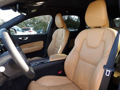 Certified 2023 Volvo XC60 B5 Ultimate w/ Climate Package image 15