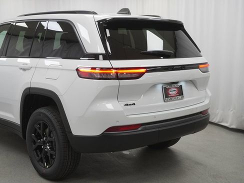 New 2026 Jeep Grand Cherokee Altitude AWD/4WD image 12