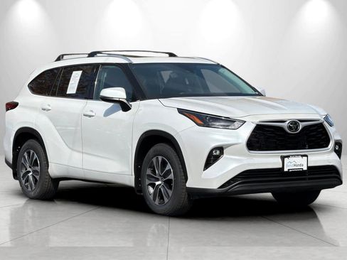 Used 2022 Toyota Highlander XLE AWD/4WD image 9