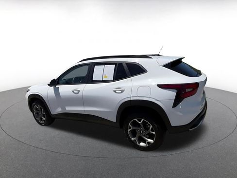 Used 2025 Chevrolet Trax LT FWD image 10