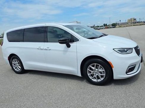 Used 2025 Chrysler Pacifica Select FWD image 9