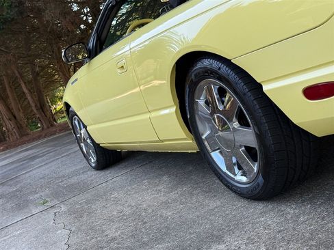 Used 2002 Ford Thunderbird image 32