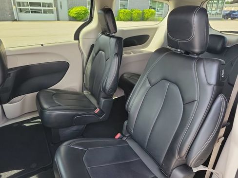 Used 2023 Chrysler Pacifica Touring-L FWD image 24
