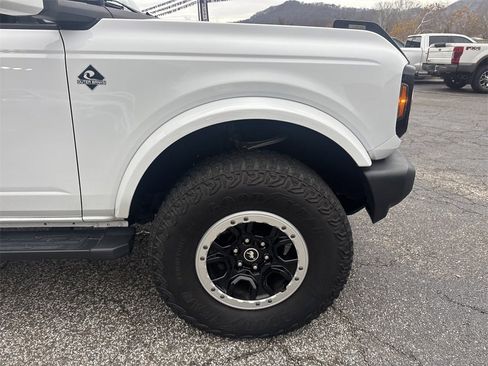 Used 2023 Ford Bronco Outer Banks image 2
