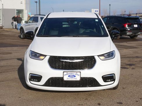 Used 2025 Chrysler Pacifica Select image 2