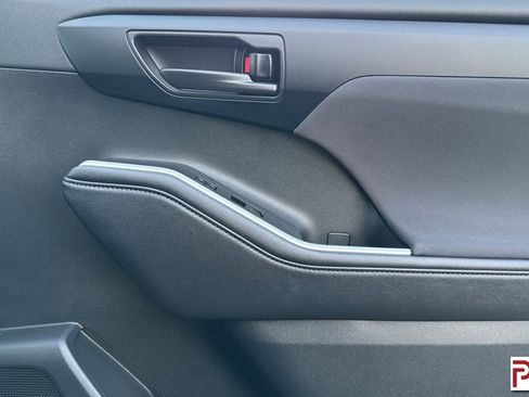 Used 2024 Toyota Highlander LE image 24