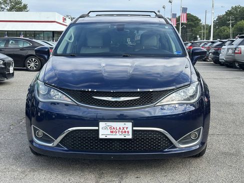 Used 2017 Chrysler Pacifica Touring-L w/ Tire & Wheel Group FWD image 2