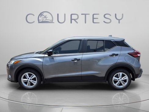 Used 2021 Nissan Kicks S FWD image 2