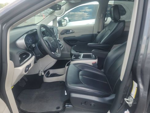 Used 2023 Chrysler Pacifica Touring-L FWD image 5