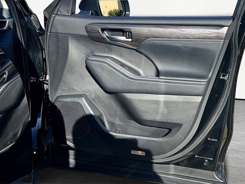 Used 2025 Toyota Highlander Platinum image 24