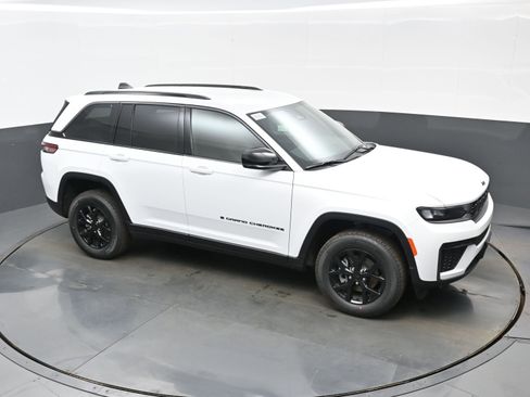 New 2026 Jeep Grand Cherokee Altitude image 24
