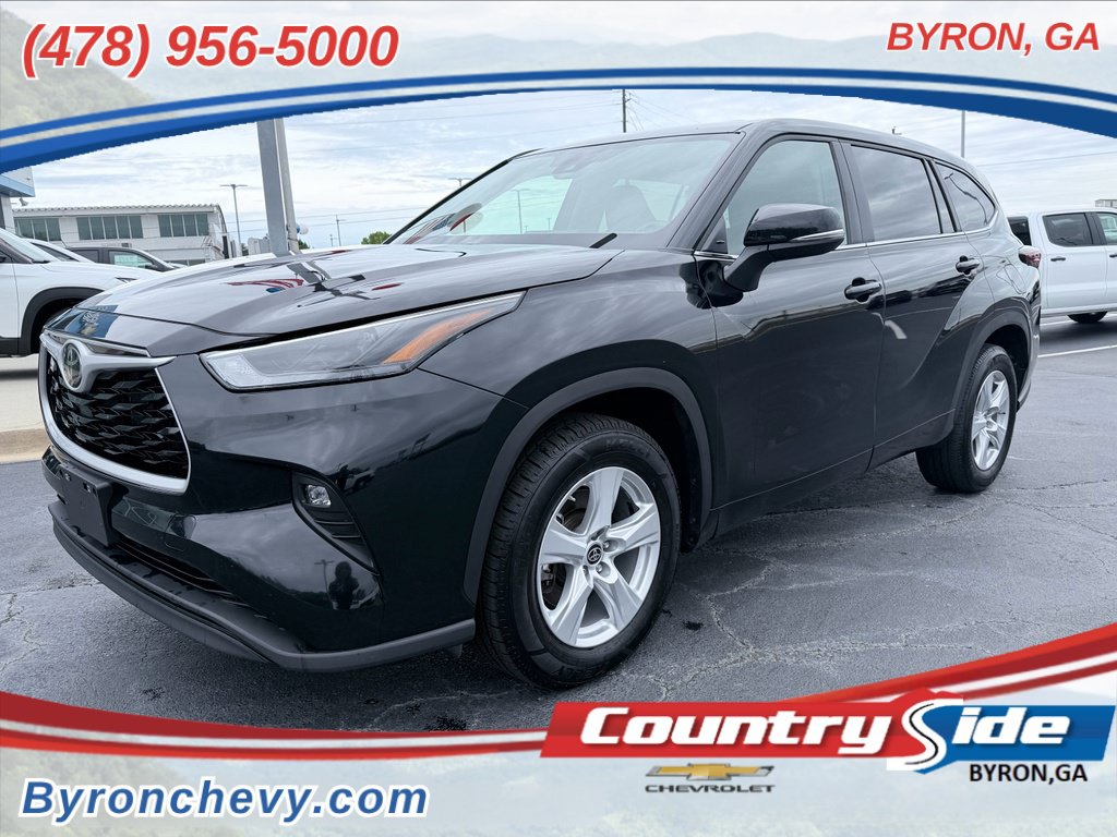 Used 2025 Toyota Highlander LE FWD image 1