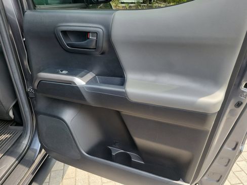Used 2022 Toyota Tacoma SR5 RWD image 18