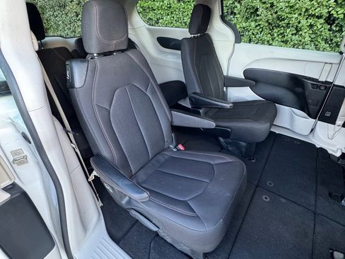 Used 2017 Chrysler Pacifica LX image 15