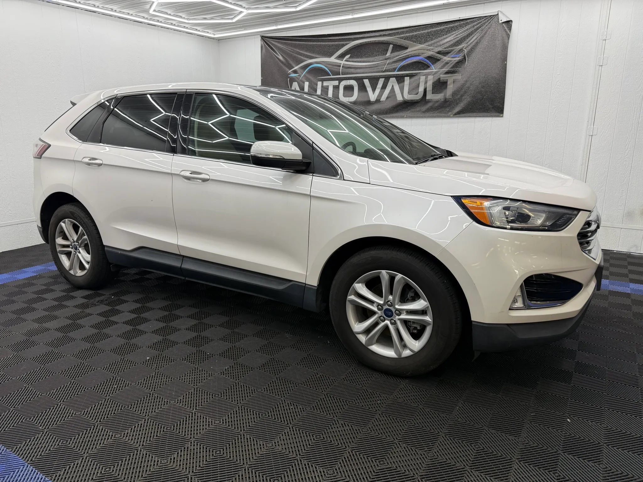 Used 2019 Ford Edge SEL w/ Equipment Group 201A FWD image 2