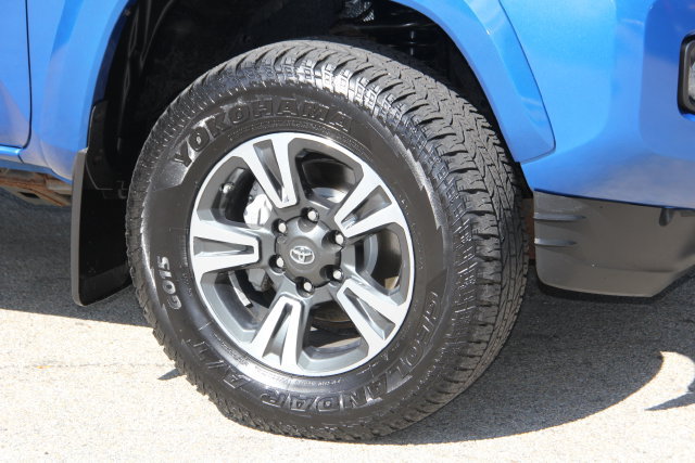 Used 2017 Toyota Tacoma TRD Sport w/ Tow Package (A/T) AWD/4WD image 14