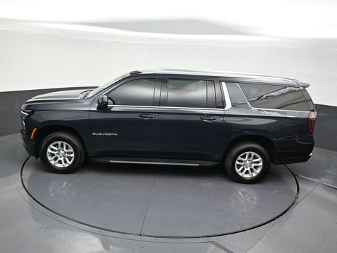 Used 2025 Chevrolet Suburban LS RWD image 17
