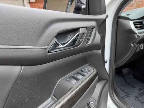 Used 2023 GMC Acadia SLT w/ Preferred Package image 11